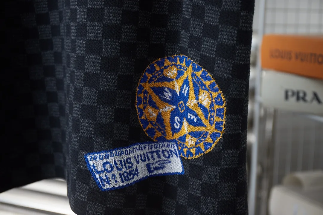🅿️280 LV Louis 25ss spring and summer new style LV knitted short-sleeved light luxury essential item for daily commuting for men and women Correct version Welcome to compare Detailed features · High-viscosity cotton material, high count cotton added, dry and avoid stuffiness · Imported machine jacquard Damier pattern · Original main mark washed tag brand moisture-proof paper packaging Color: black Size: S/M/L/XL